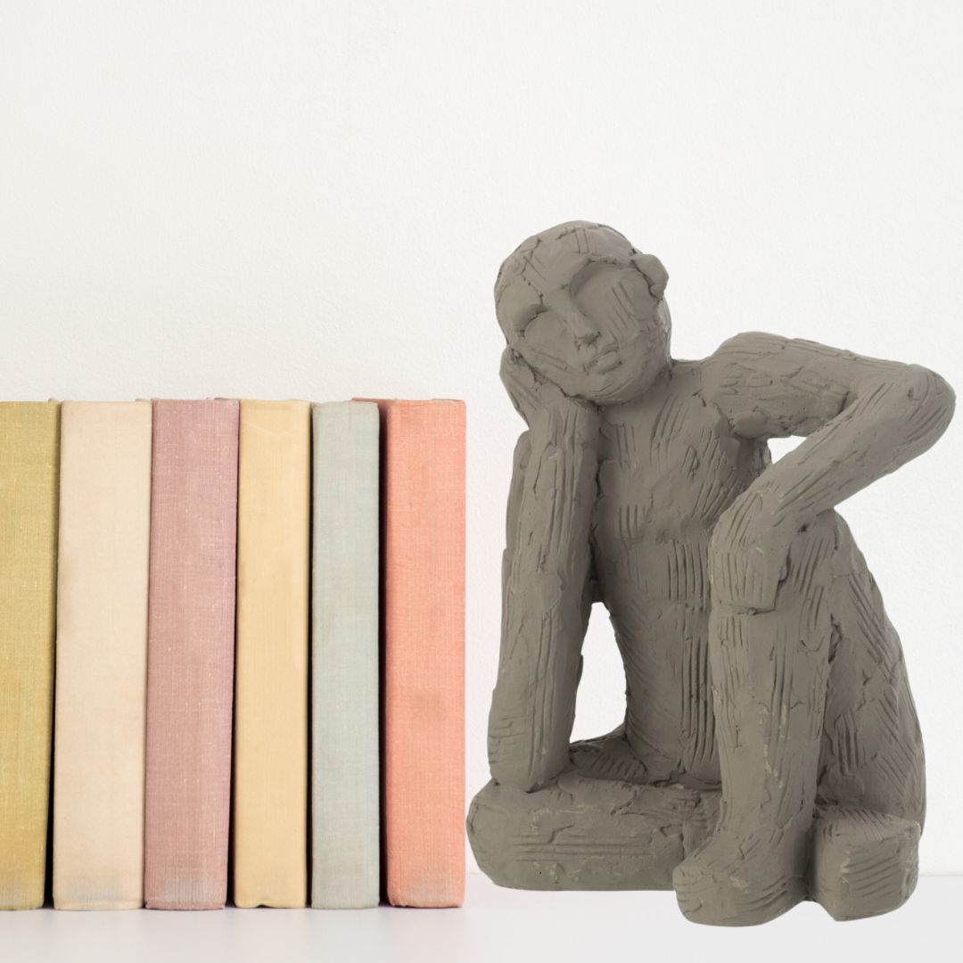 Statuette cale livre avec des livres