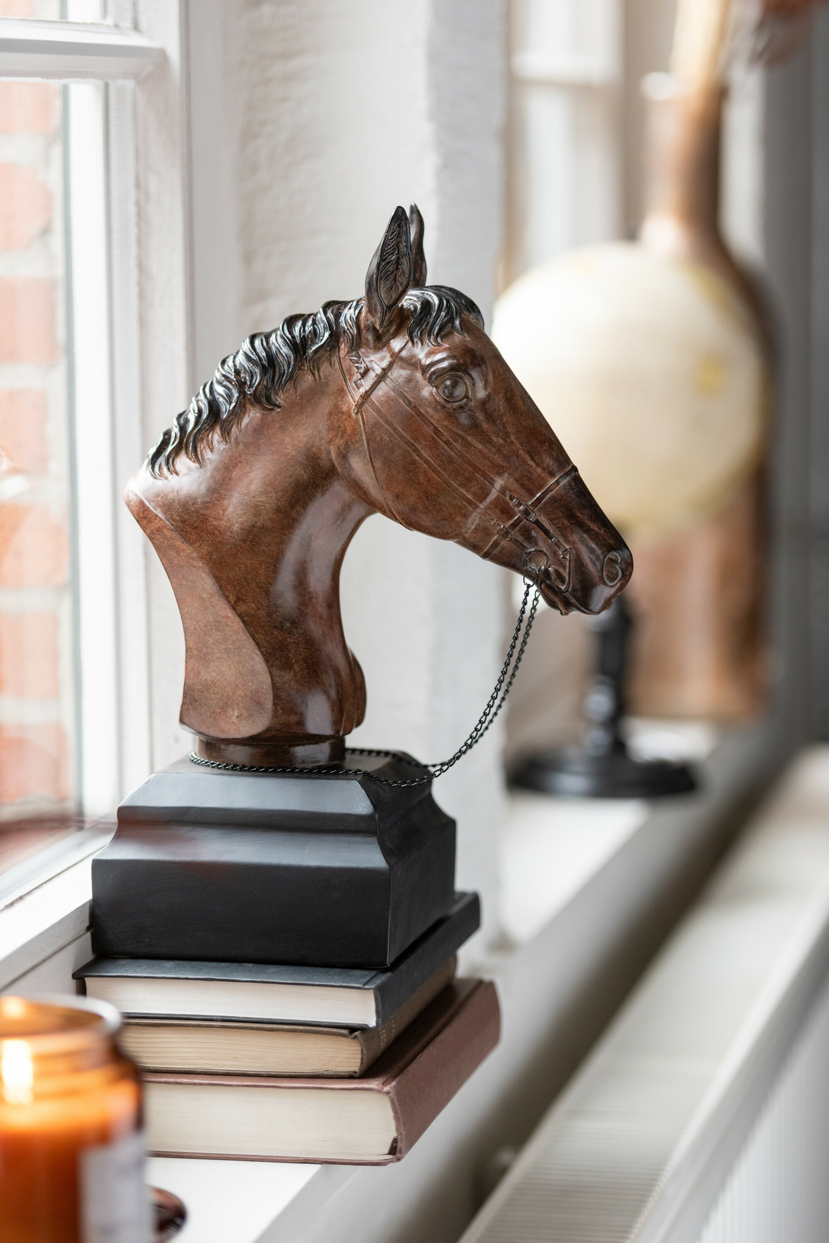 Tête de cheval en bois sur des livres