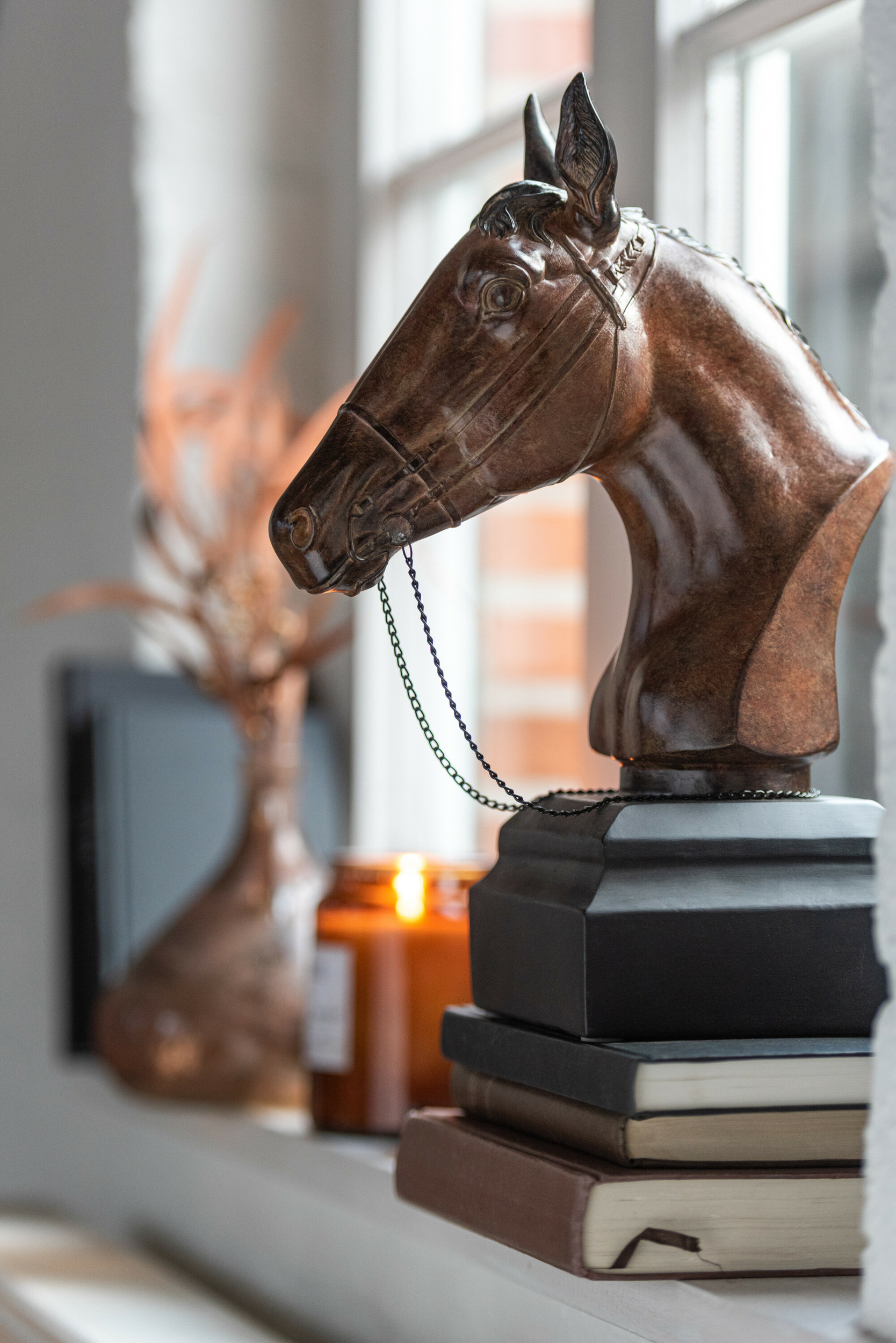 Tête de cheval en bois sur des livres