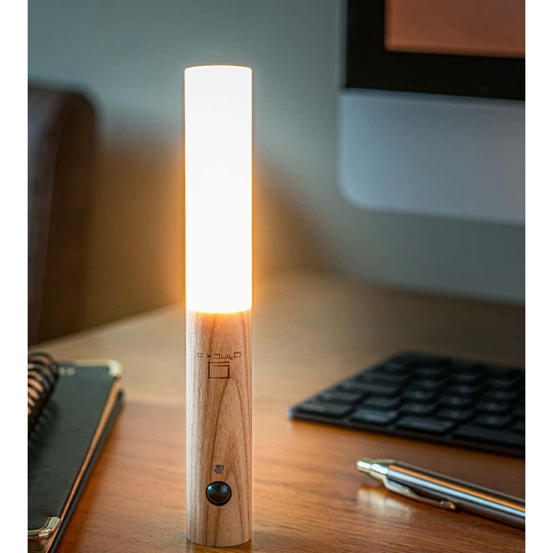 Lampe intelligente posée sur un bureau