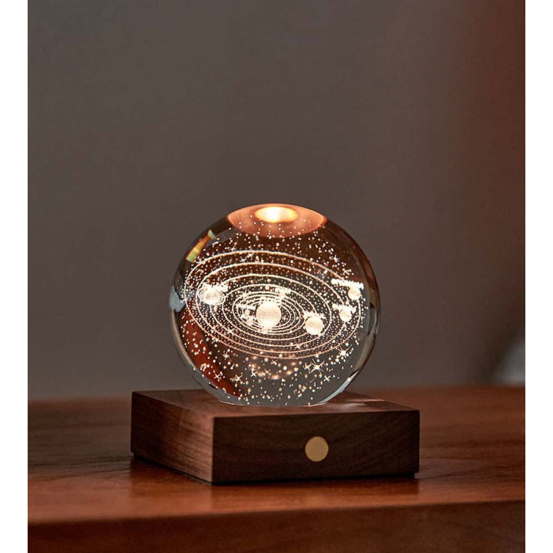Boule en verre illuminant le système solaire à linterieur