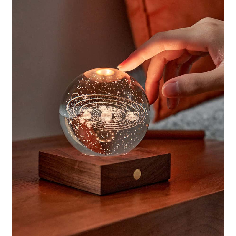 boule en verre qui illumine le système solaire en elle