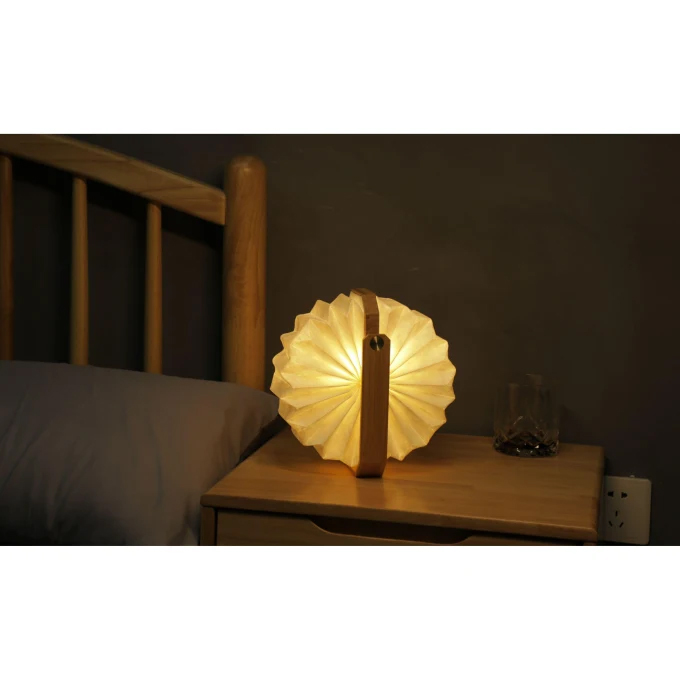 Lampe accordéon déployée et allumée