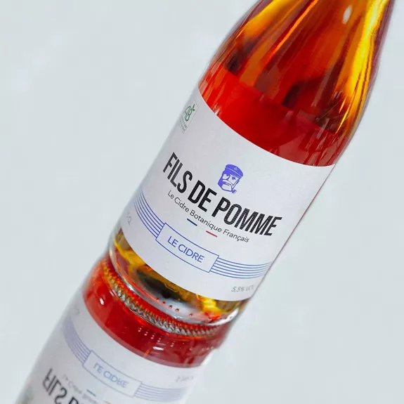 gros plan sur une bouteil de cidre 75cl fils de pomme