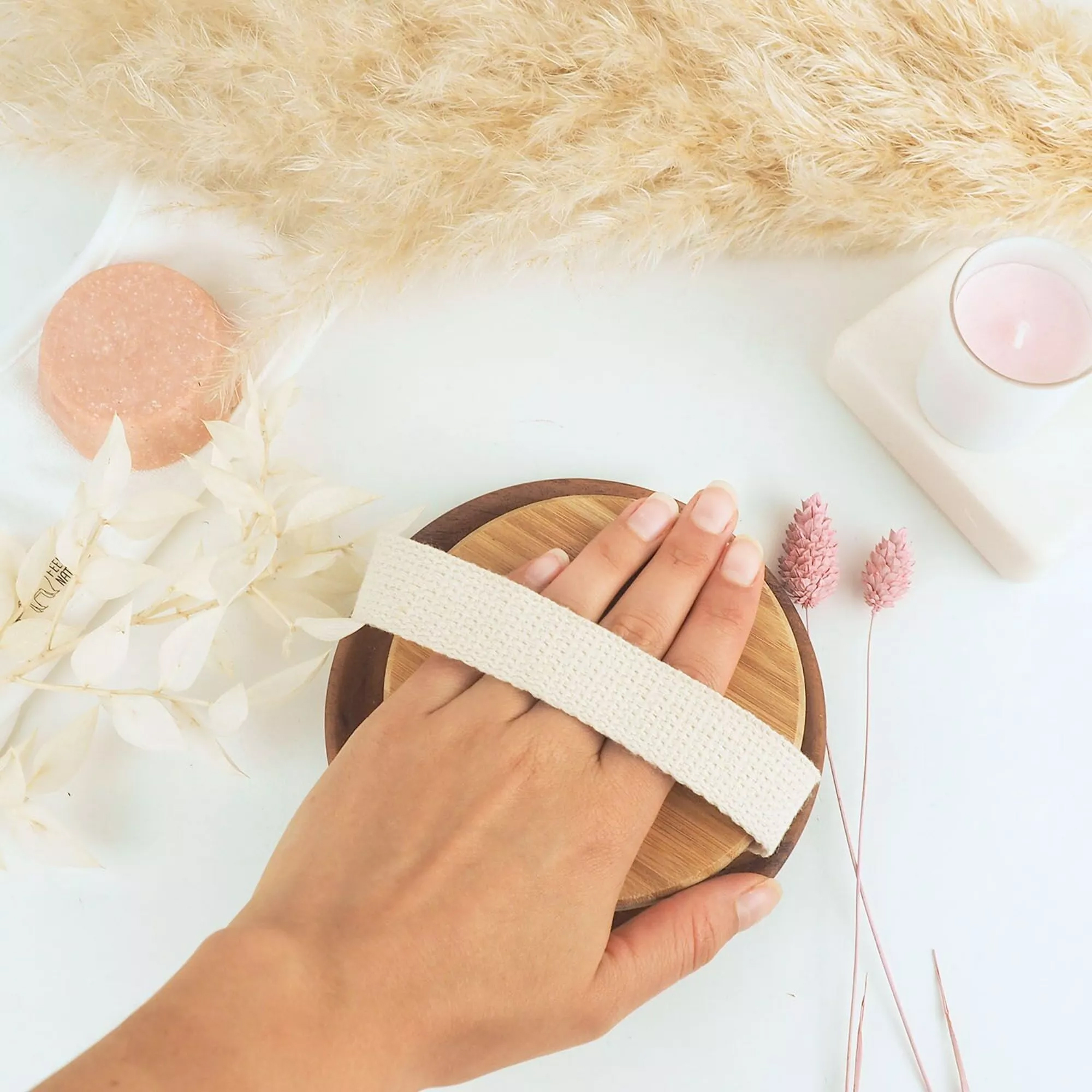 brosse de corp massante avec une main qui la tien