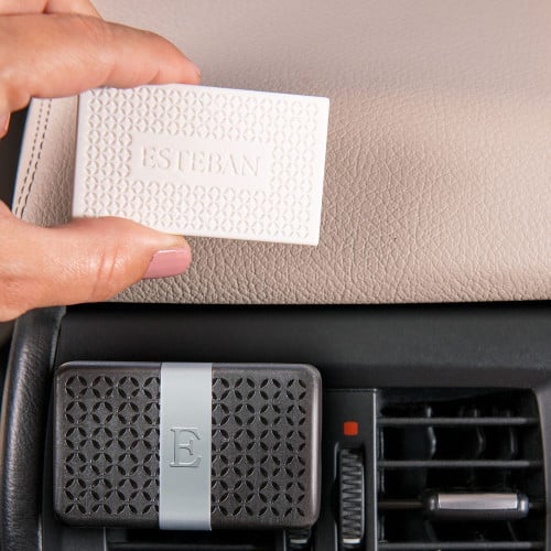 recharge et diffuseur automobile dans un habitacle