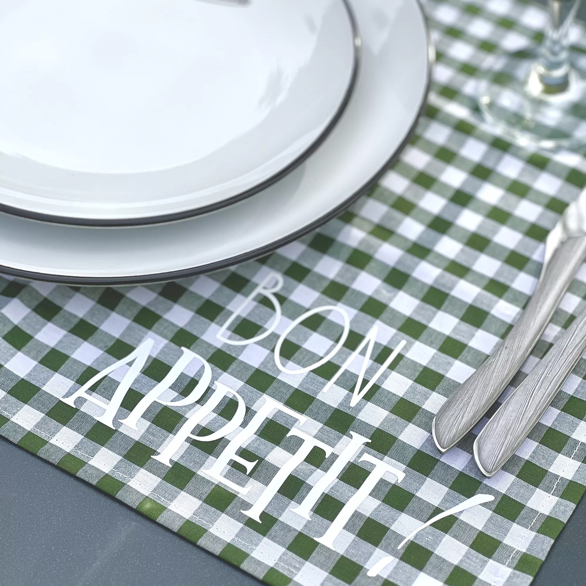 Set de table avec la phrase "bon appétit"