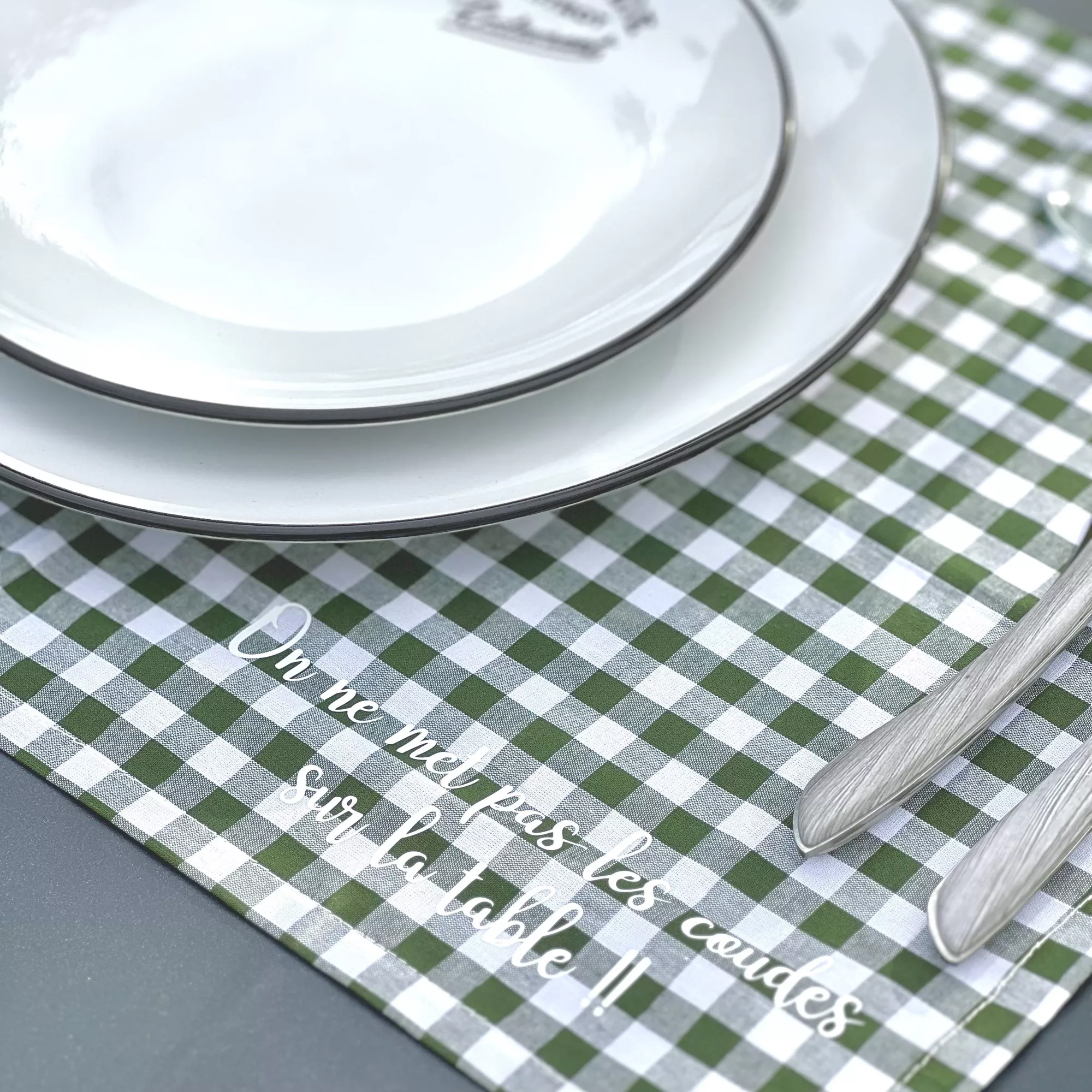 Set de table avec écrit "on ne mets pas les coudes sur la table"