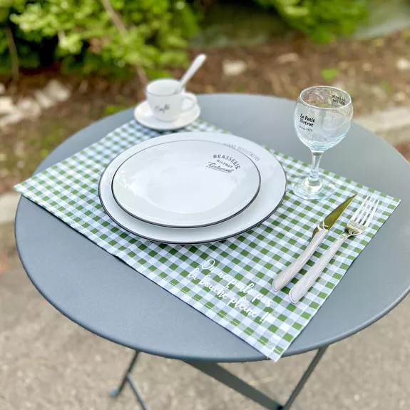 Set de table avcc assiette, verre et tasse à café