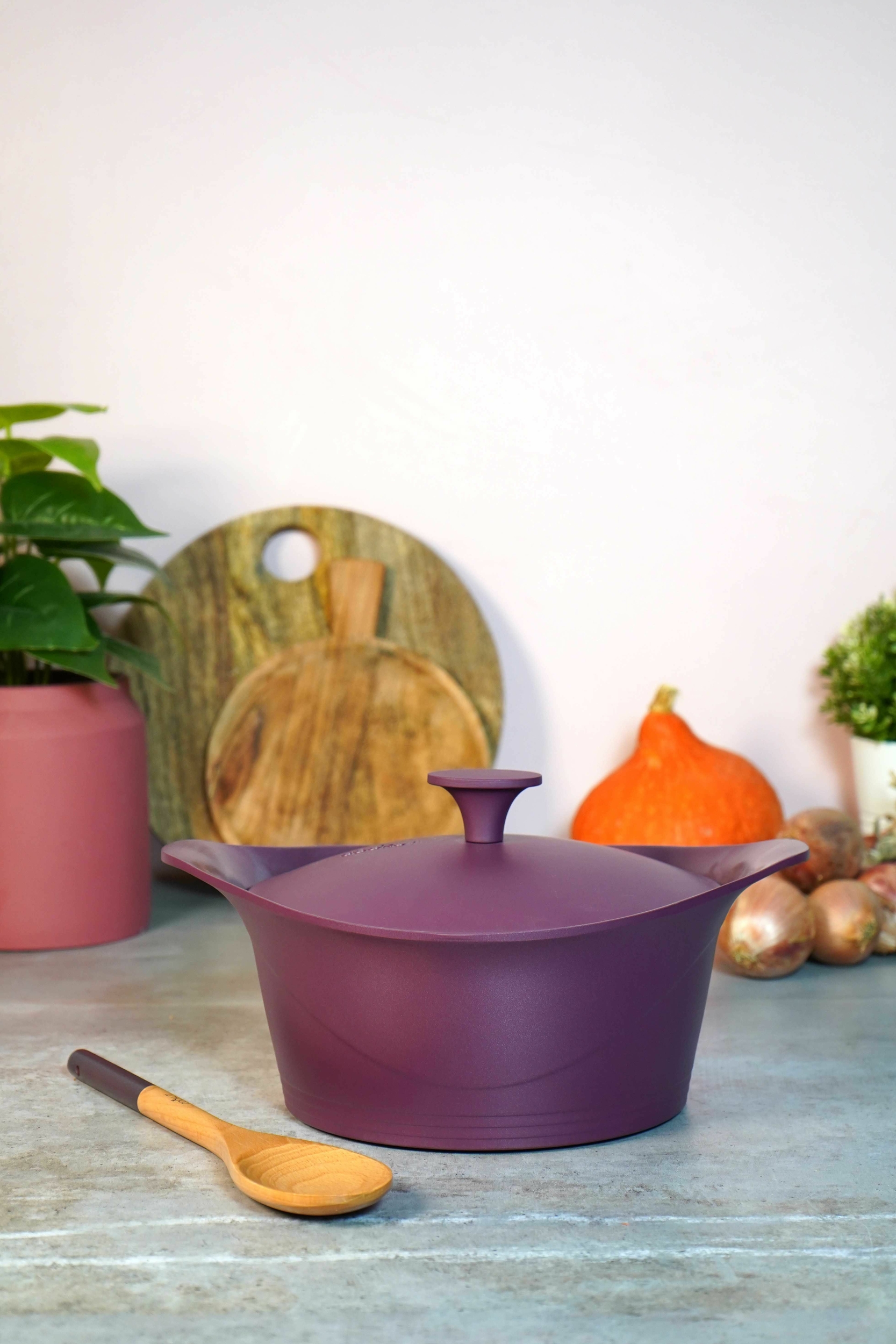 Cocotte de cuisine couleur prune sur un plan de travail