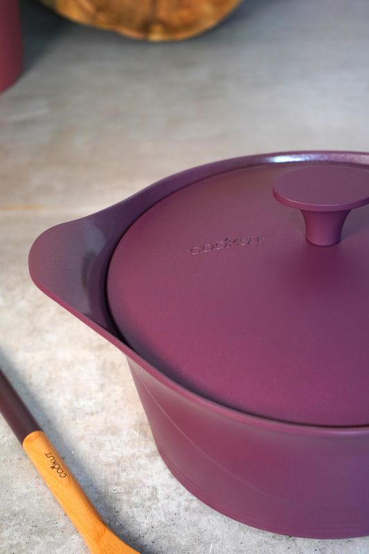 Cocotte de cuisine et son ustensile en boit