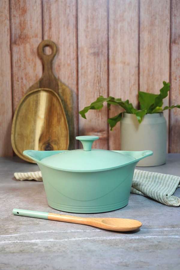 Cocotte de cuisine couleur sauge et son ustensile