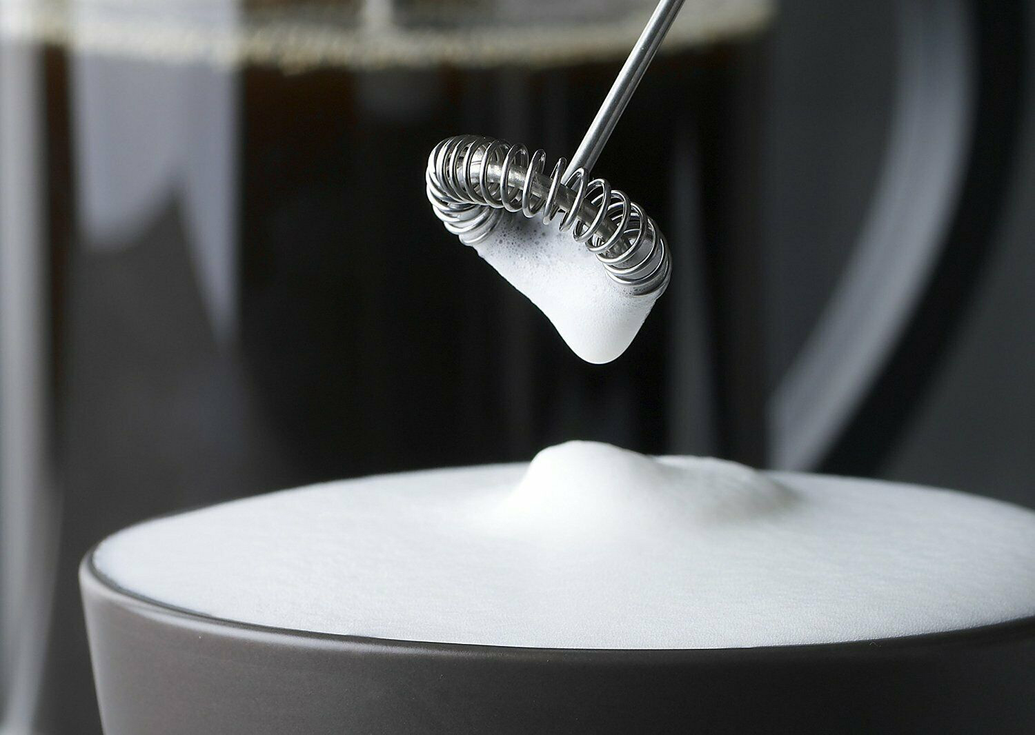 Mousse de lait avec un mousseur à lait
