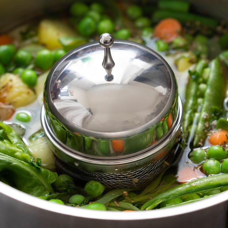 Infuseur flottant à bouquet garni en action