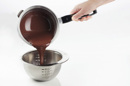 Versement de chocolat depuis une casserole à un récipient