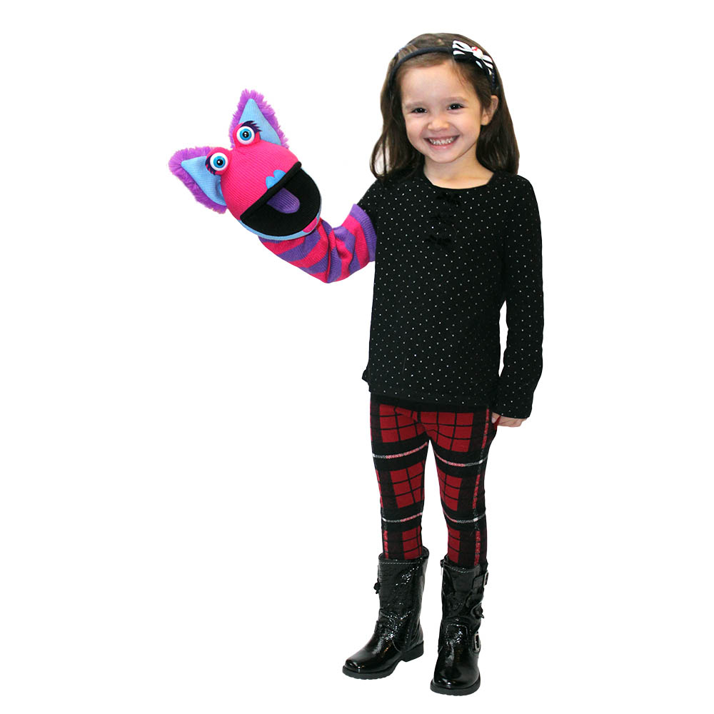 Petite fille avec une chaussette marionnette kitty dans la main