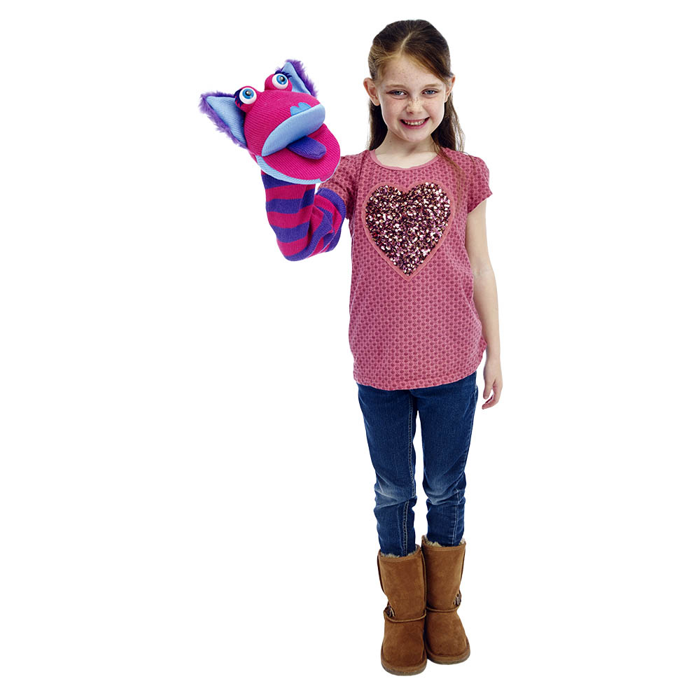 Petite fille avec une chaussette marionnette dans la main