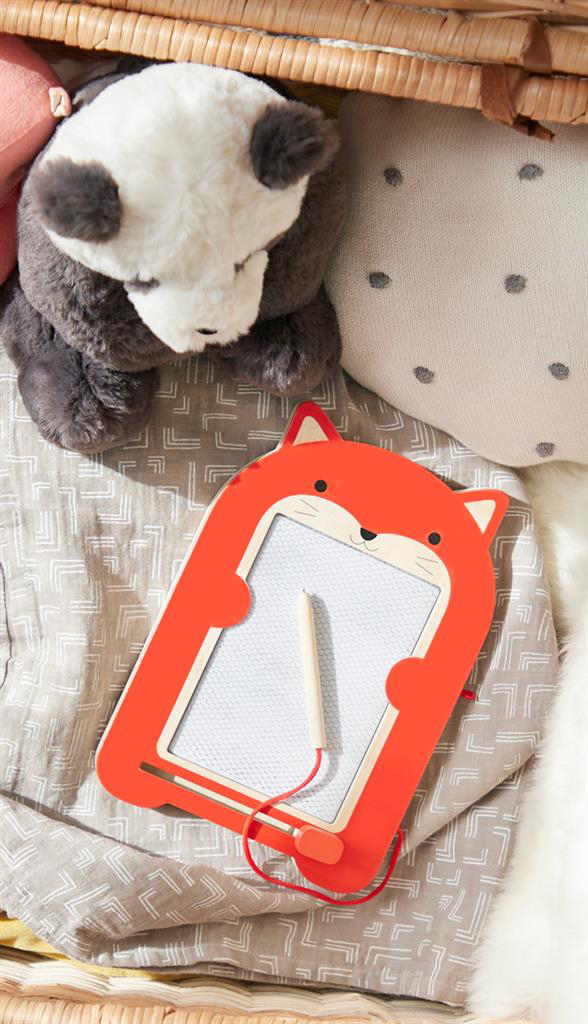 Une ardoise pour enfant à côté dune peluche