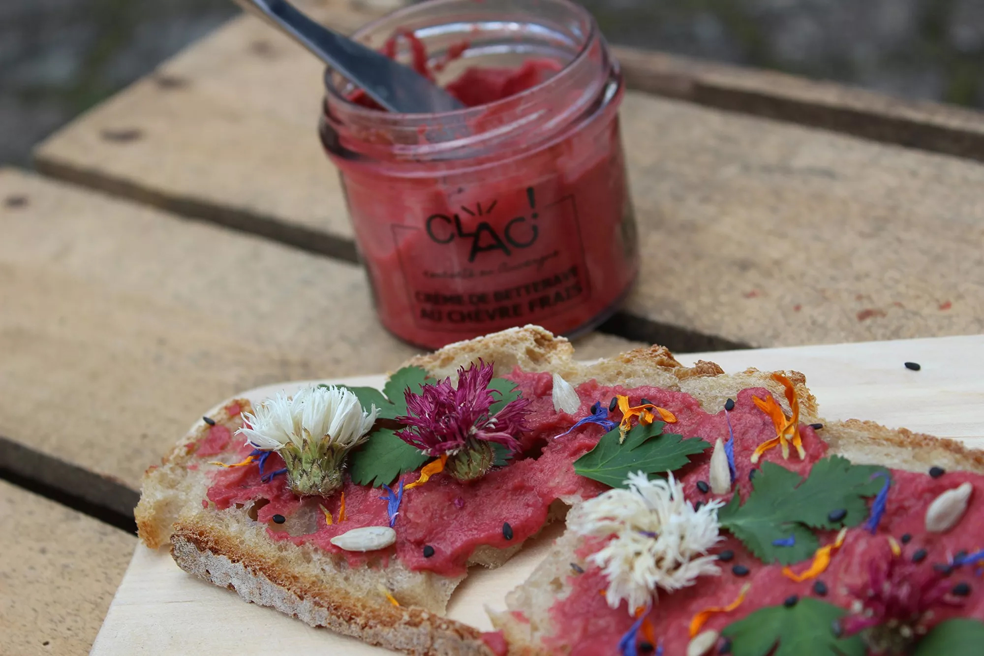 Toast à la crème de betterave de la marque CLAC!