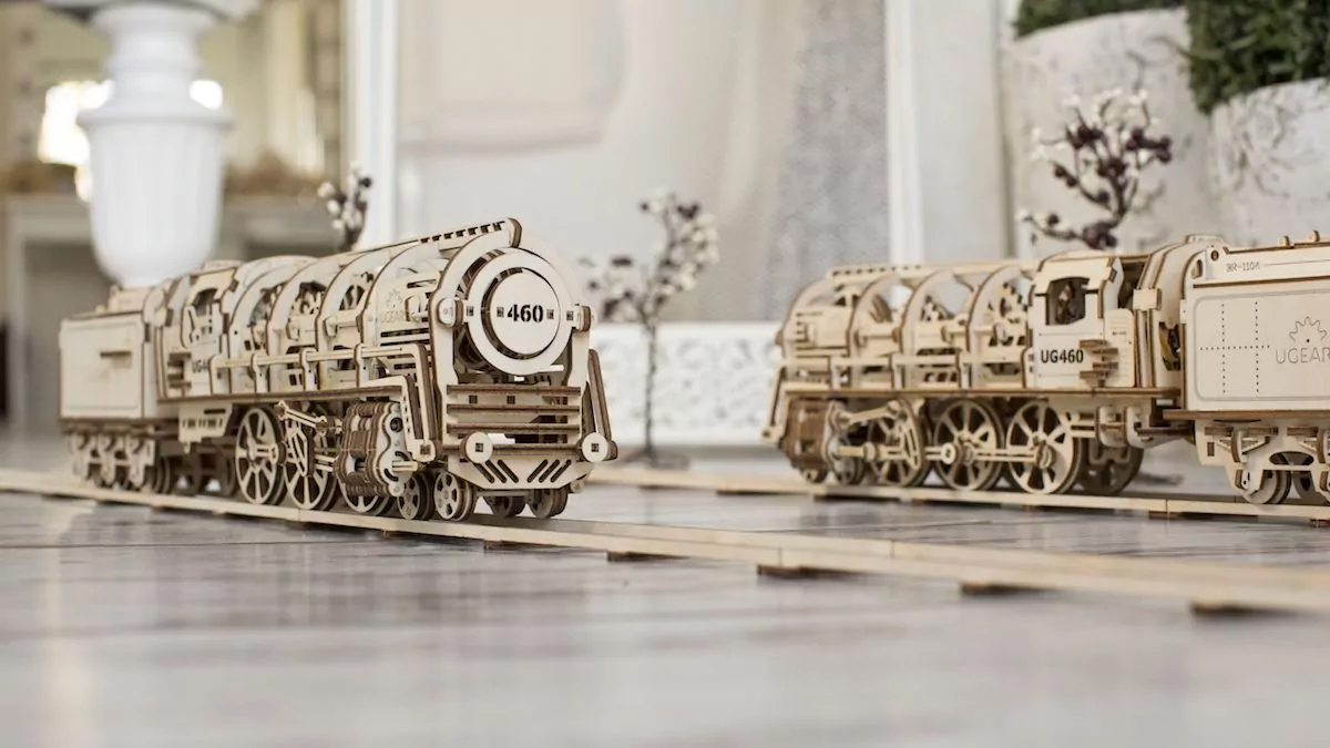 jouet qui reprèsente un train à vapeur 3d sur ses rails