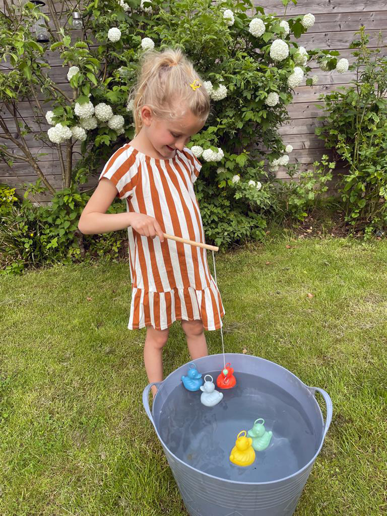 Enfant qui joue à la pêche au canard