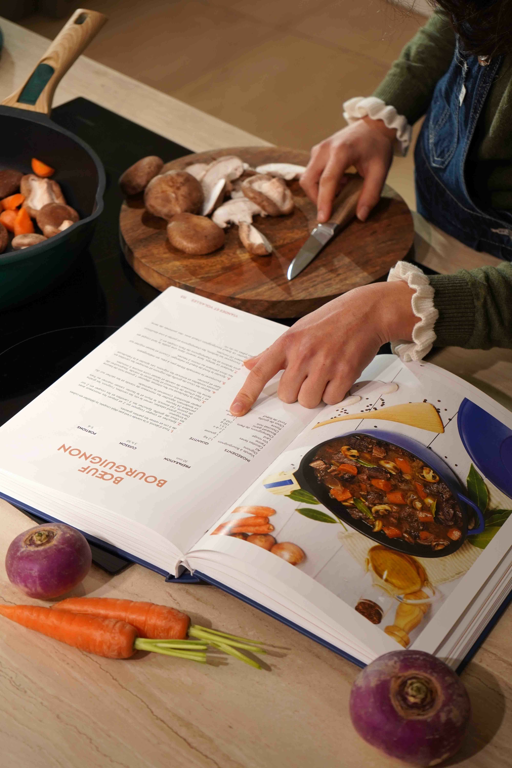 Une personne lit le livre de 20 recettes pour la fabuleuse