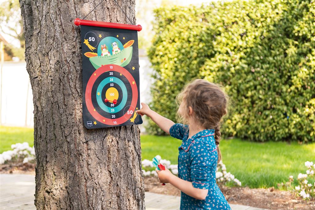 Enfant qui joue aux fléchettes magnétique