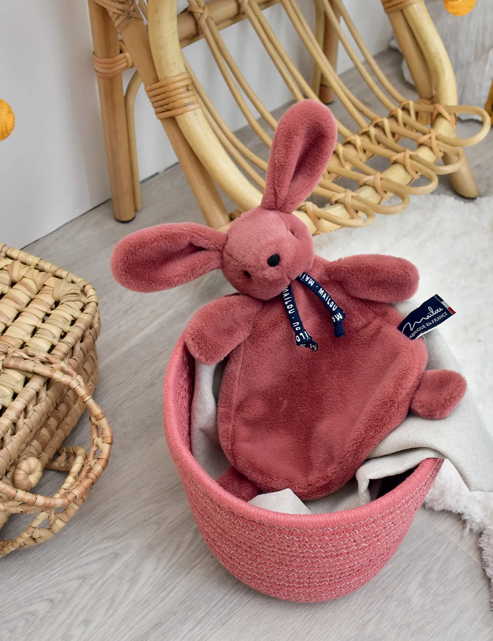 Doudou lapin dorlotin bois de rose dans un seau