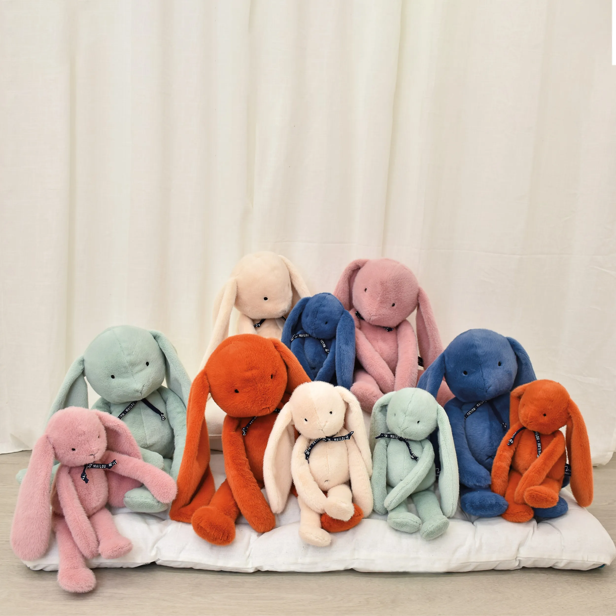 Une dizaine de peluche assises ensemble