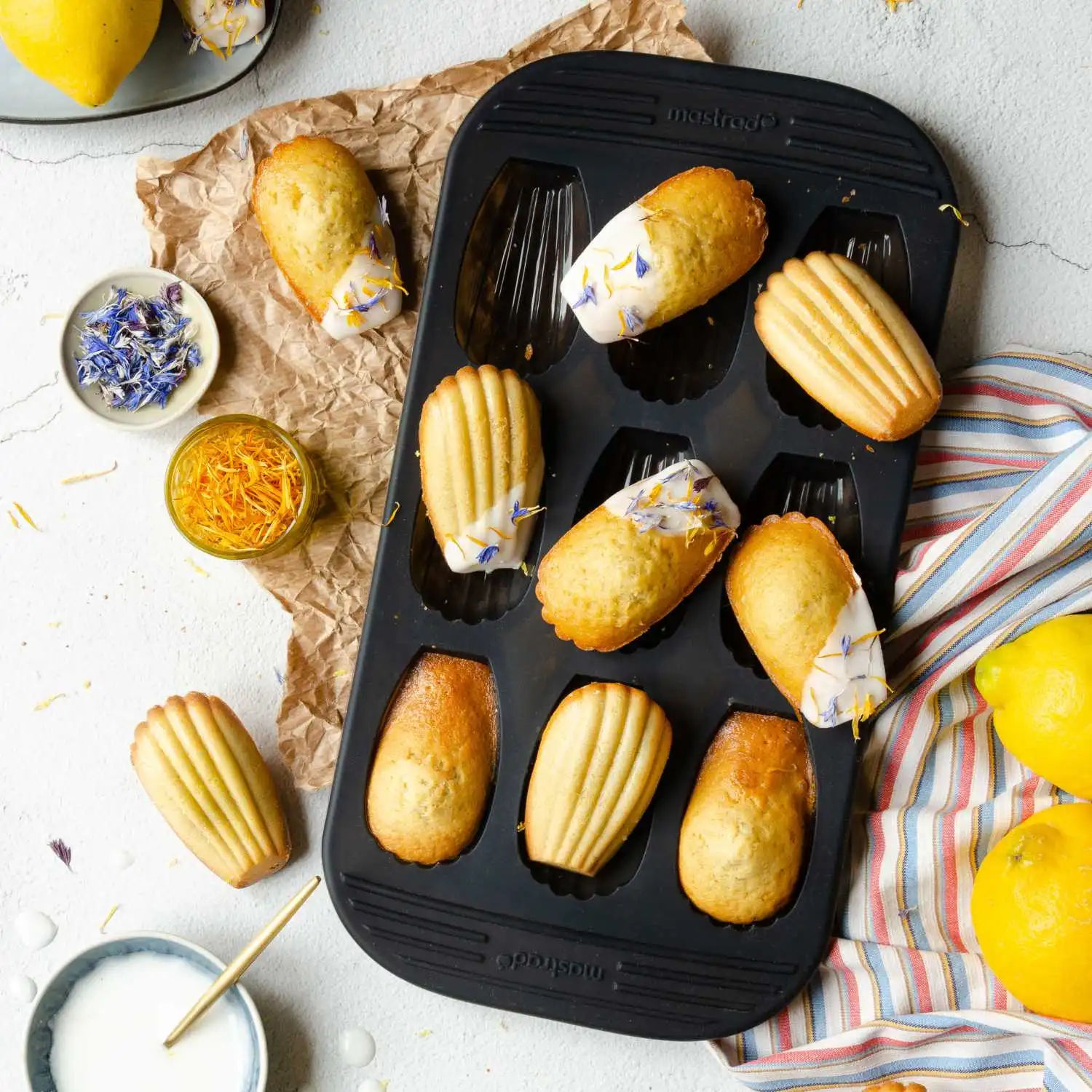 Moule pour 9 madeleines (gris fumé) et des madeleines
