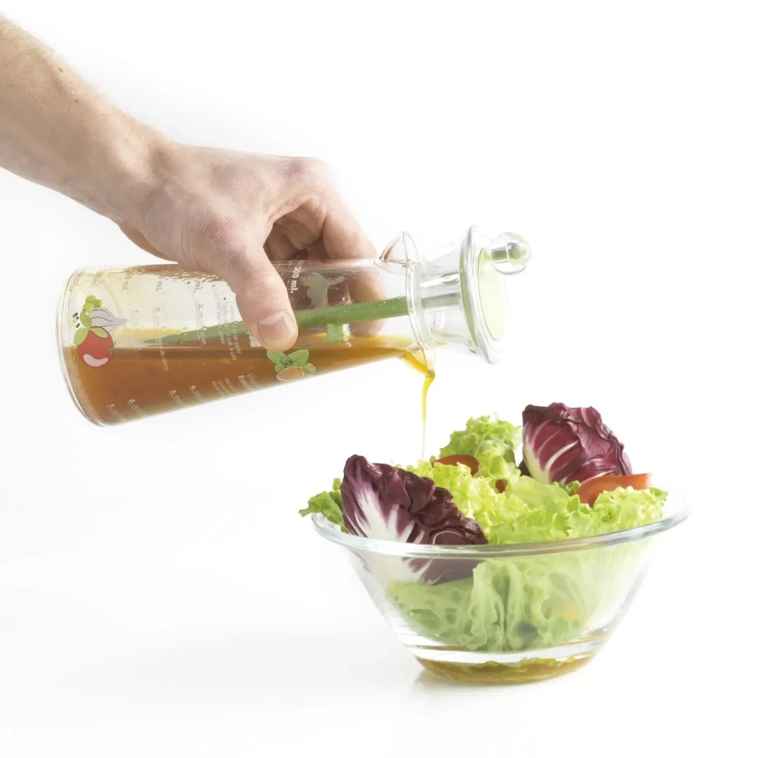Melangeur vinaigrette qui coule dans une salade