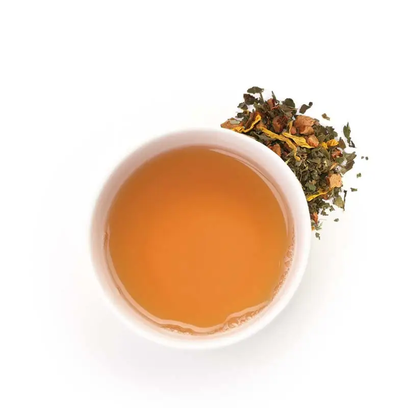Tisane bio framboise sureau grenade dans une tasse prête à boire