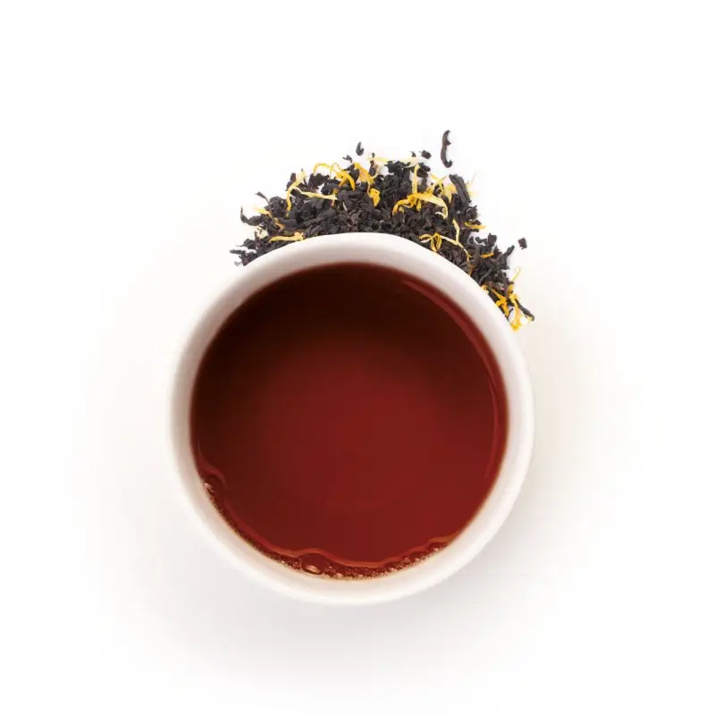 Thé noir bio aux agrumes, saveur intense. en tasse