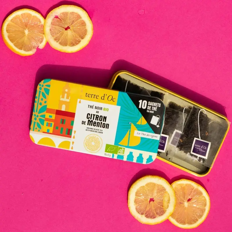 Thé noir bio à la clémentine de Corse – une infusion au goût vif et fruité, à offrir dans une belle boîte colorée. 10 sachets pour une pause ensoleillée et engagée.