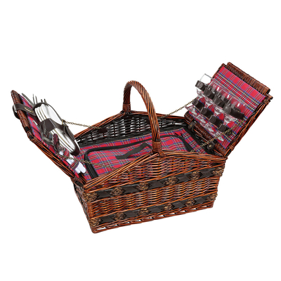 Panier à pique-nique ouvert contenant des cvouverts, des verres et tout le nécessaire pour manger dehors