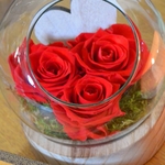 compostion florale rose eternelle rouge saint valentin. une idee cadeau chez ugo et lea realisee par un artisan fleuriste à dreux et rambouillet (3)