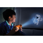 un enfant qui eclaire un astronaute avec une lampe