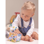 Bébé qui joue avec une boîte musicale