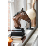 Tête de cheval en bois sur des livres