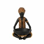 Personnage africain qui porte un bol