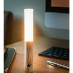Lampe intelligente posée sur un bureau