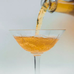 cidre en train dêtre servi dans un verre