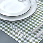 Set de table avec écrit "on ne mets pas les coudes sur la table"