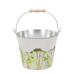 Seau blanc avec une forêt en décor