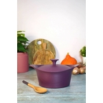 Cocotte de cuisine couleur prune sur un plan de travail