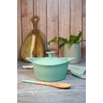 Cocotte de cuisine couleur sauge et son ustensile