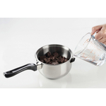 De leau versée dans une casserole remplie de chocolat