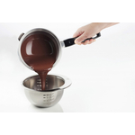 Versement de chocolat depuis une casserole à un récipient