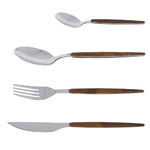 set de couvertes contenant une fourchette, une grande et une petite cuillère et un couteau