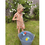 Enfant qui joue à la pêche au canard